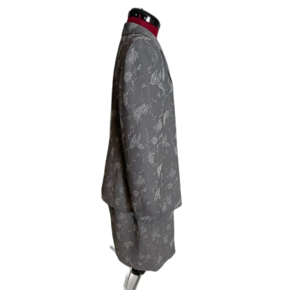 NWT Le Suit Skirt Suit Woman's Size 14P Grey Floral 2-Piece Set Blazer & Skirt
